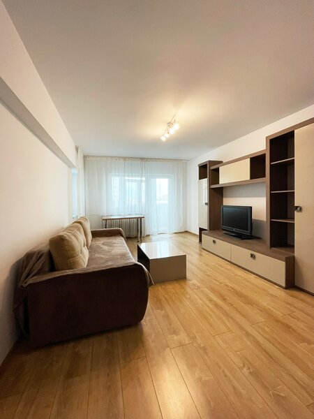 Unirii, Bd., Tribunal, 2 camere decomandat, 65 mp, recent renovat.